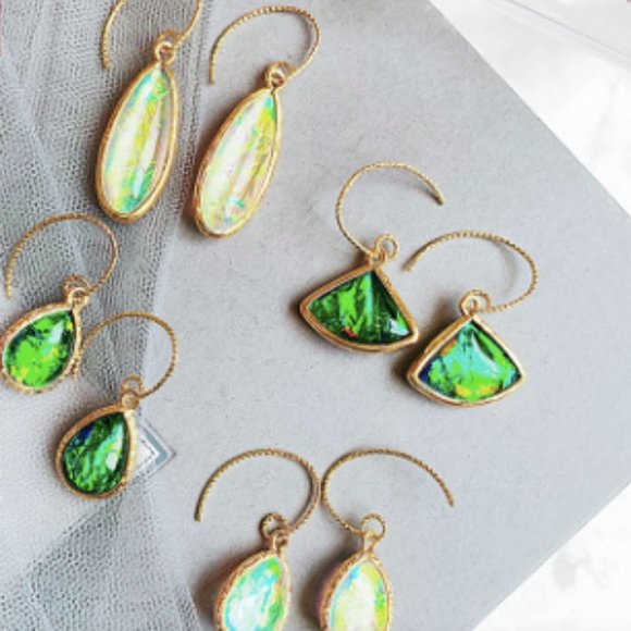 New green teardrop resin earrings - Picture 8 of 8